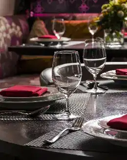 أكواب نبيذ مرتبة بأناقة على طاولة في فندق جيزة بالاس