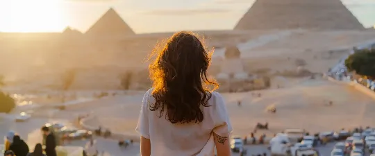 Une dame admirant la vue panoramique sur la pyramide de Gizeh