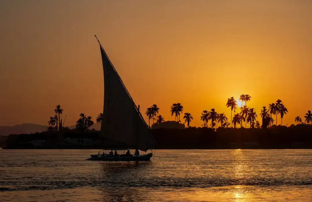 Voilier au coucher du soleil sur le Nil, en Égypte