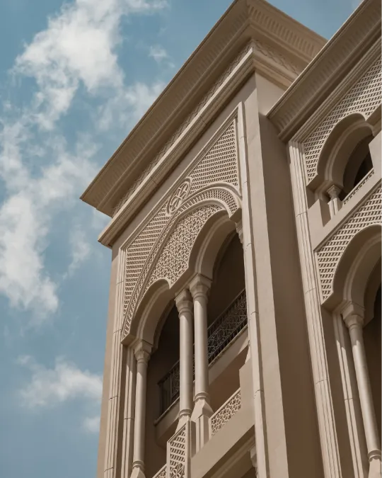 نافذة على الطراز العربي في فندق الجيزة بالاس في القاهرة، مصر