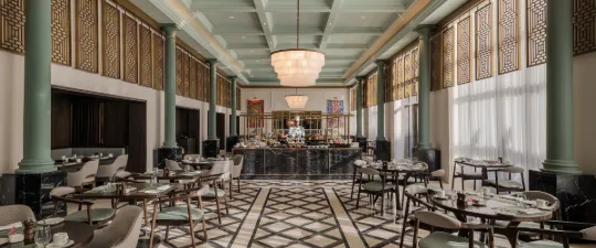 Buffet et tables de salle à manger à la brasserie Arola de Giza Palace.