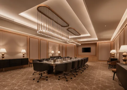 غرفة مؤتمرات بها مقاعد وطاولة في قاعة اجتماعات في فندق جيزة بالاس 