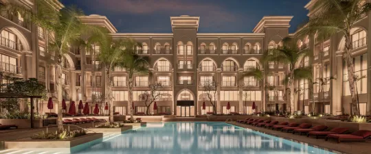 Área de comedor junto a la piscina del hotel Giza Palace